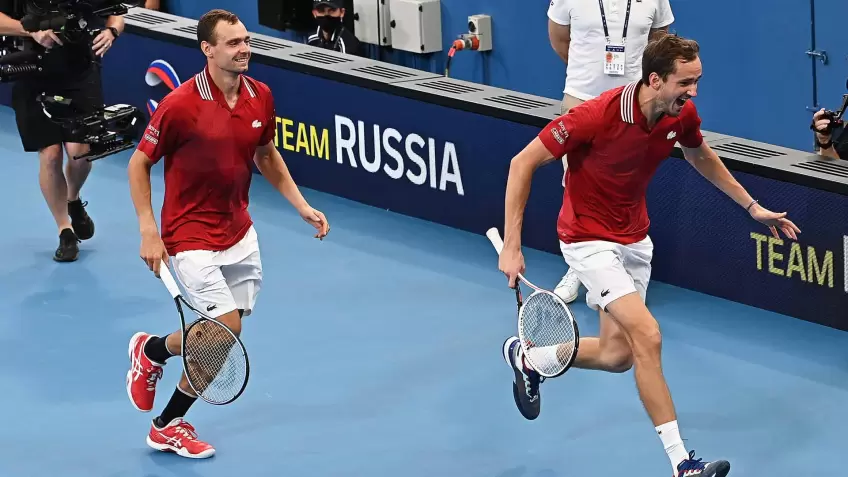 'Emotional' Daniil Medvedev praises Roman Safiullin after victory over France