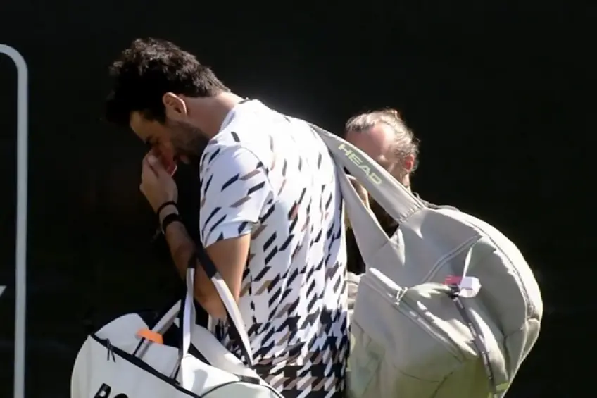 ATP Stuttgart: Matteo Berrettini cries while leaving court