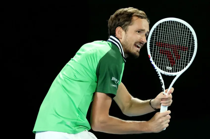 Australian Open: Daniil Medvedev survives and wins at 3:39 am