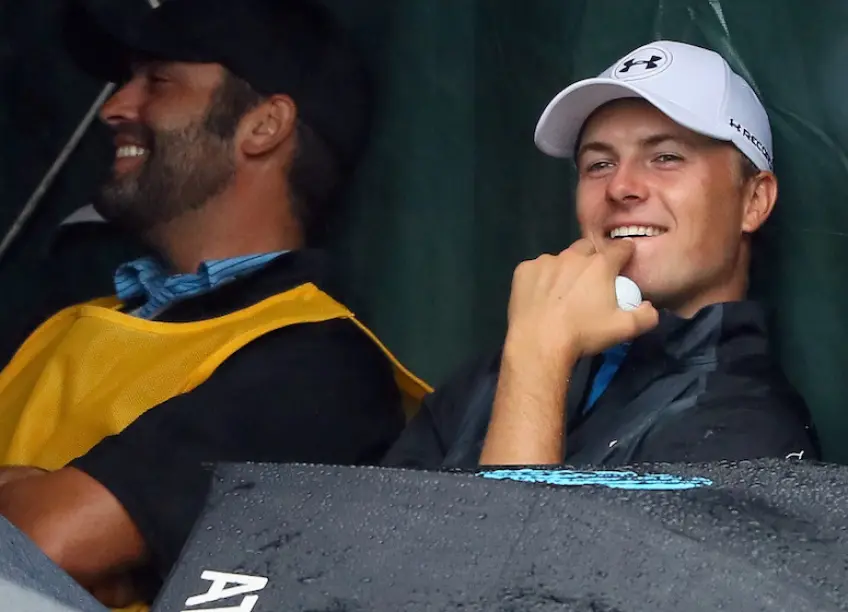 Jordan Spieth, example in the rain with fans