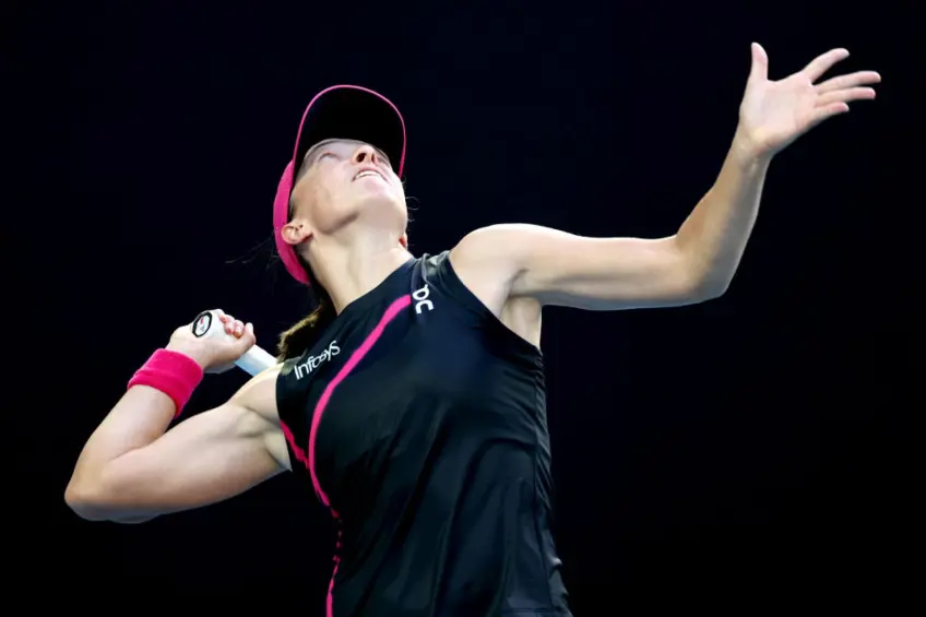 Martina Navratilova sounds off on Iga Swiatek's new 'really awkward looking' serve