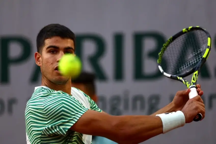 Roland Garros: Carlos Alcaraz tops Taro Daniel and remains on title course