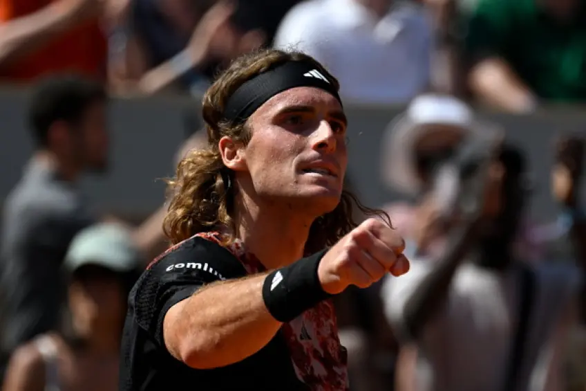 Roland Garros: Stefanos Tsitsipas sails into round three