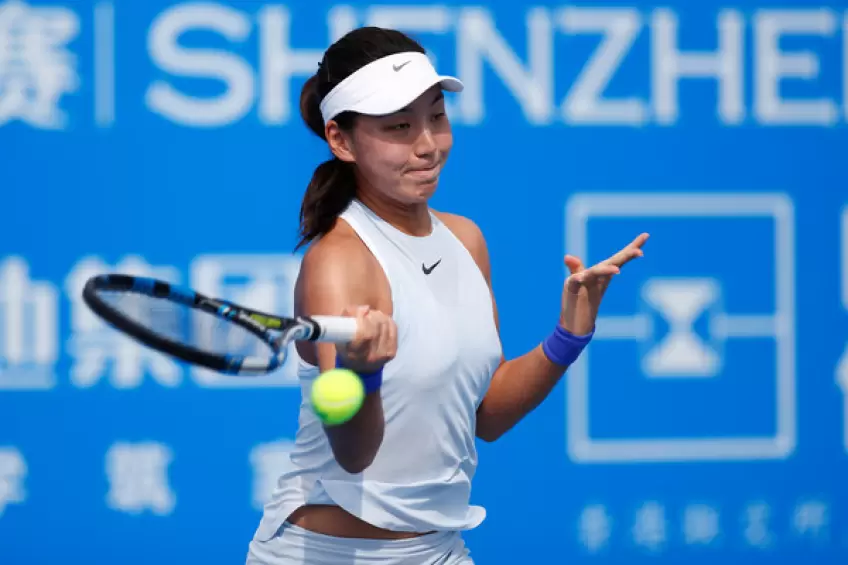 The 16-year-old Chinese raising star Xinyu Wang wins her first pro title