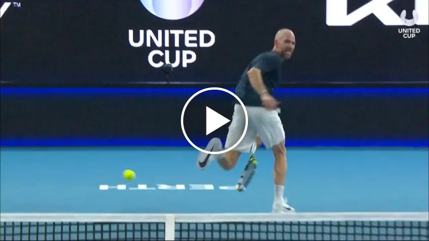 United Cup: Adrian Mannarino hits a crazy tweener, the umpire reaction!