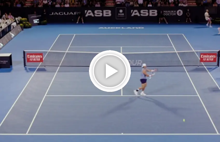 ATP Auckland: Adrian Mannarino hits an impossible shot!
