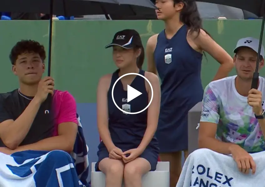 Rain in Shanghai: Ben Shelton invites the ball girl under his umbrella! WATCH