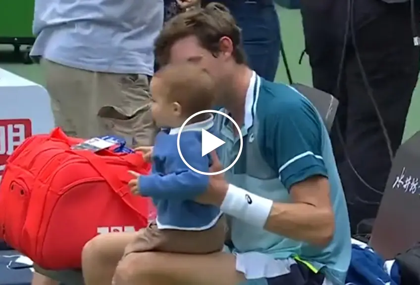 The touching moment when Nicolas Jarry's child tenderly hugs his father