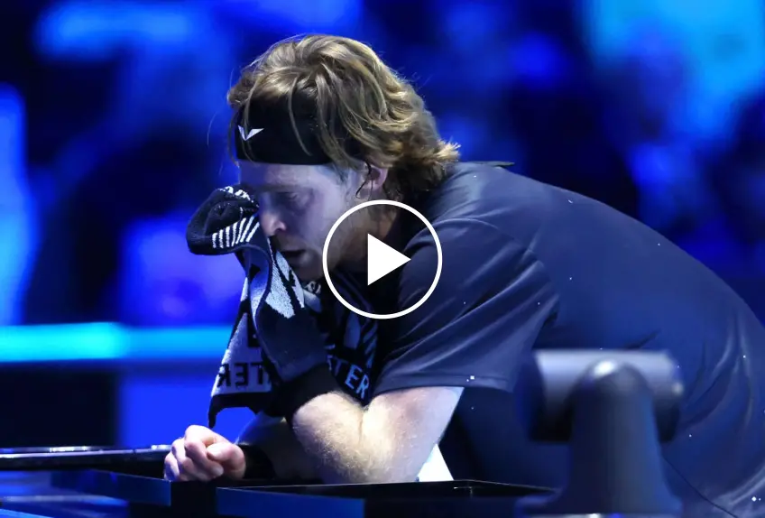 Andrey Rublev scares the crowd with a crazy gesture of anger