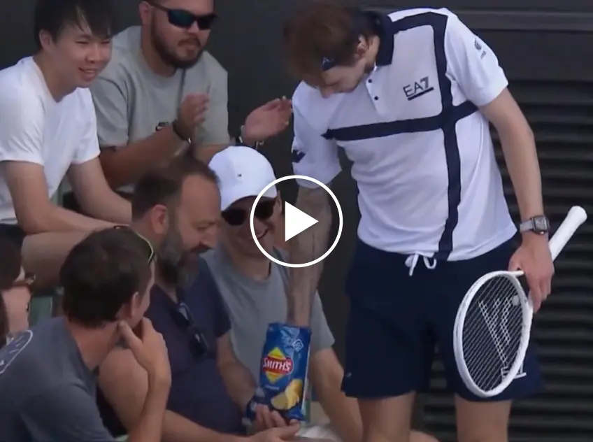 WATCH: Alexander Bublik steals and eats a chip from a fan!