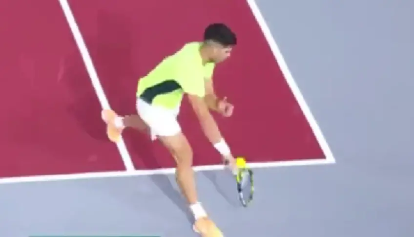 Watch: Carlos Alcaraz hits insane shot in Mexico, Iga Swiatek reacts in disbelief