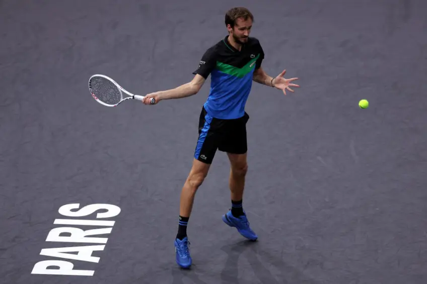 Watch: Frustrated Daniil Medvedev shows middle finger to the crowd