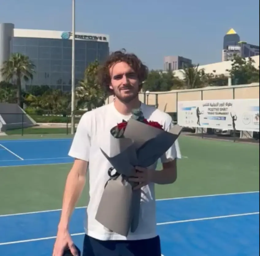 Watch: Stefanos Tsitsipas surprises girlfriend Paula Badosa with roses on court 