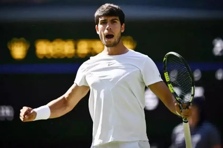 Wimbledon: Carlos Alcaraz follows Novak Djokovic into R4