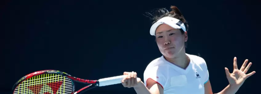 WTA Hiroshima: Nao Hibino upsets Eugenie Bouchard